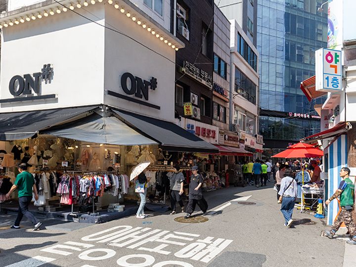 3.1つ目の曲がり角で右折したら「子供服通り」に到着