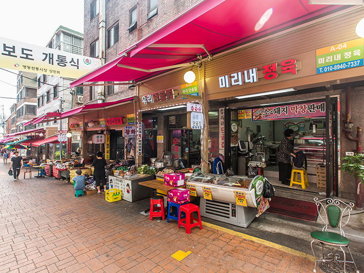 精肉店やお惣菜店も軒を連ねる