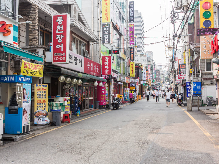 市場の周辺には美味しいお店が集まっている
