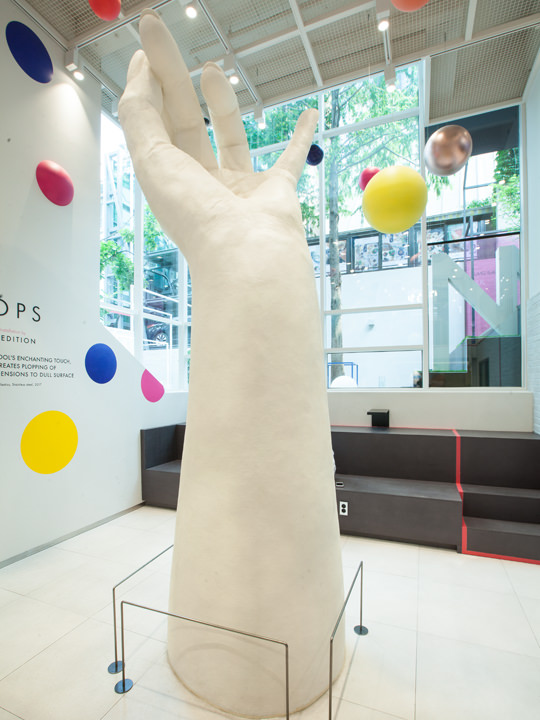 ジョン・センムル氏の手を模したオブジェ