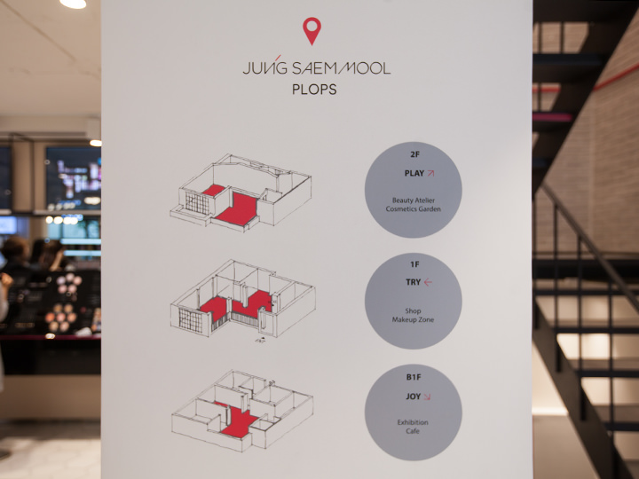 フロアガイドは英語表記