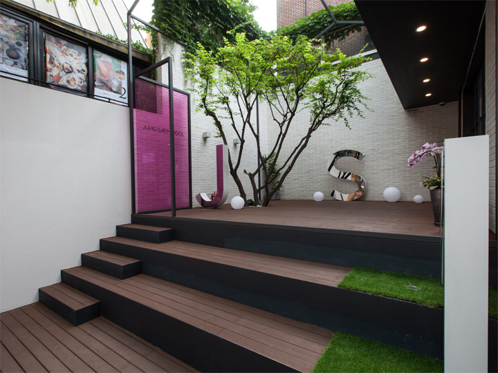 広々としたウッドデッキもいいフォトスポット