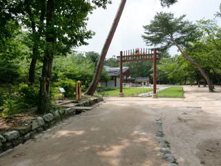 お墓の入り口に立つ赤塗りの門、紅箭門(ホンサルムン)
