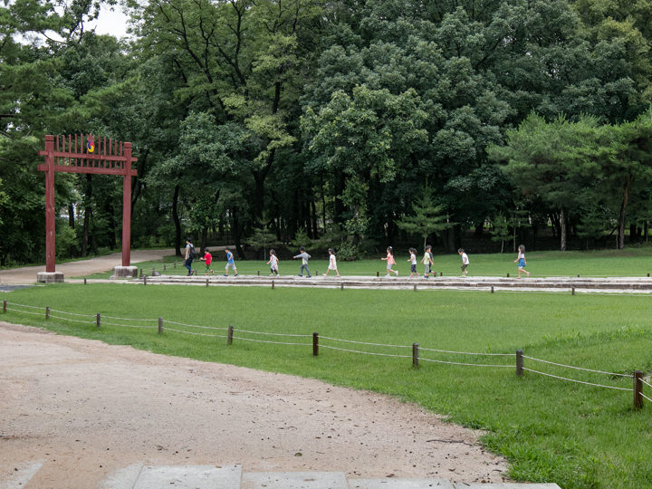 紅箭門(ホンサルムン)
入口にあたる朱色の門