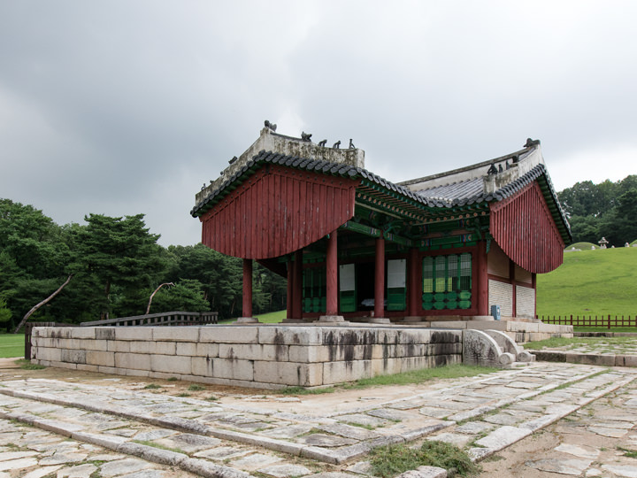 丁字閣(チョンジャガッ)
祭事を執り行うときに使用する建物です。