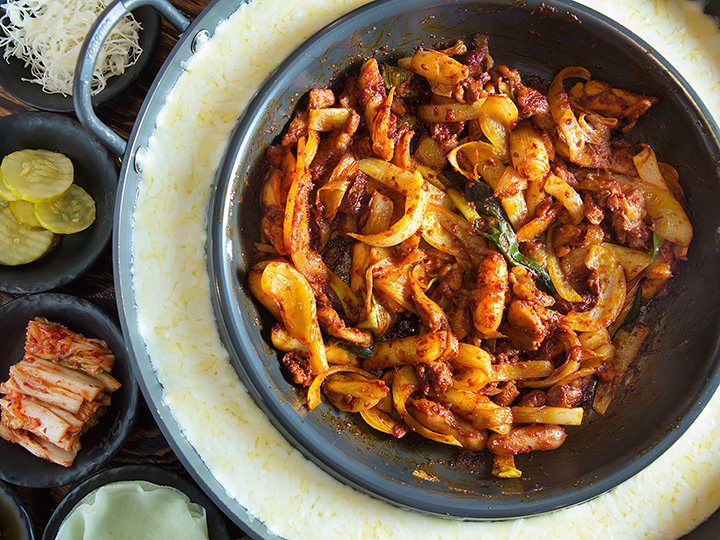 具を囲い鉄板で温めながら食べるパターン