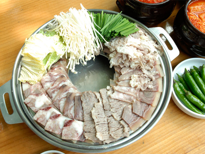 「牛スジ鍋」は、ソルロンタンの煮汁ですき焼き風に煮ながら食べます