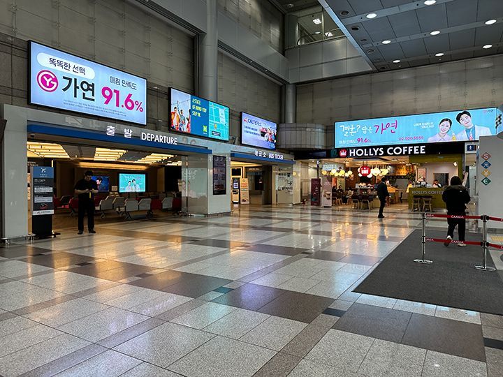 2階の切符売り場・乗り場