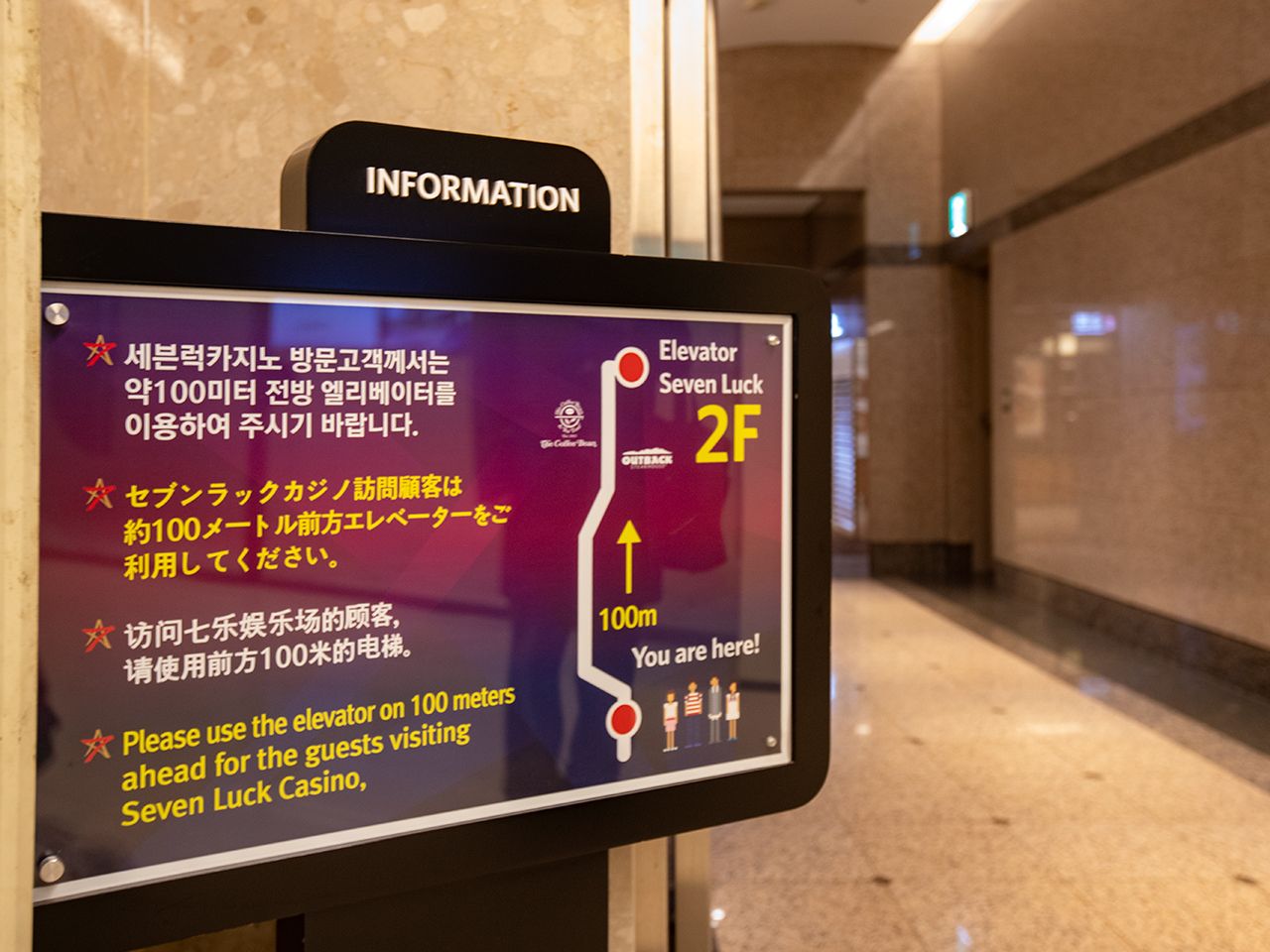 突き当りで左折し、さらに進む