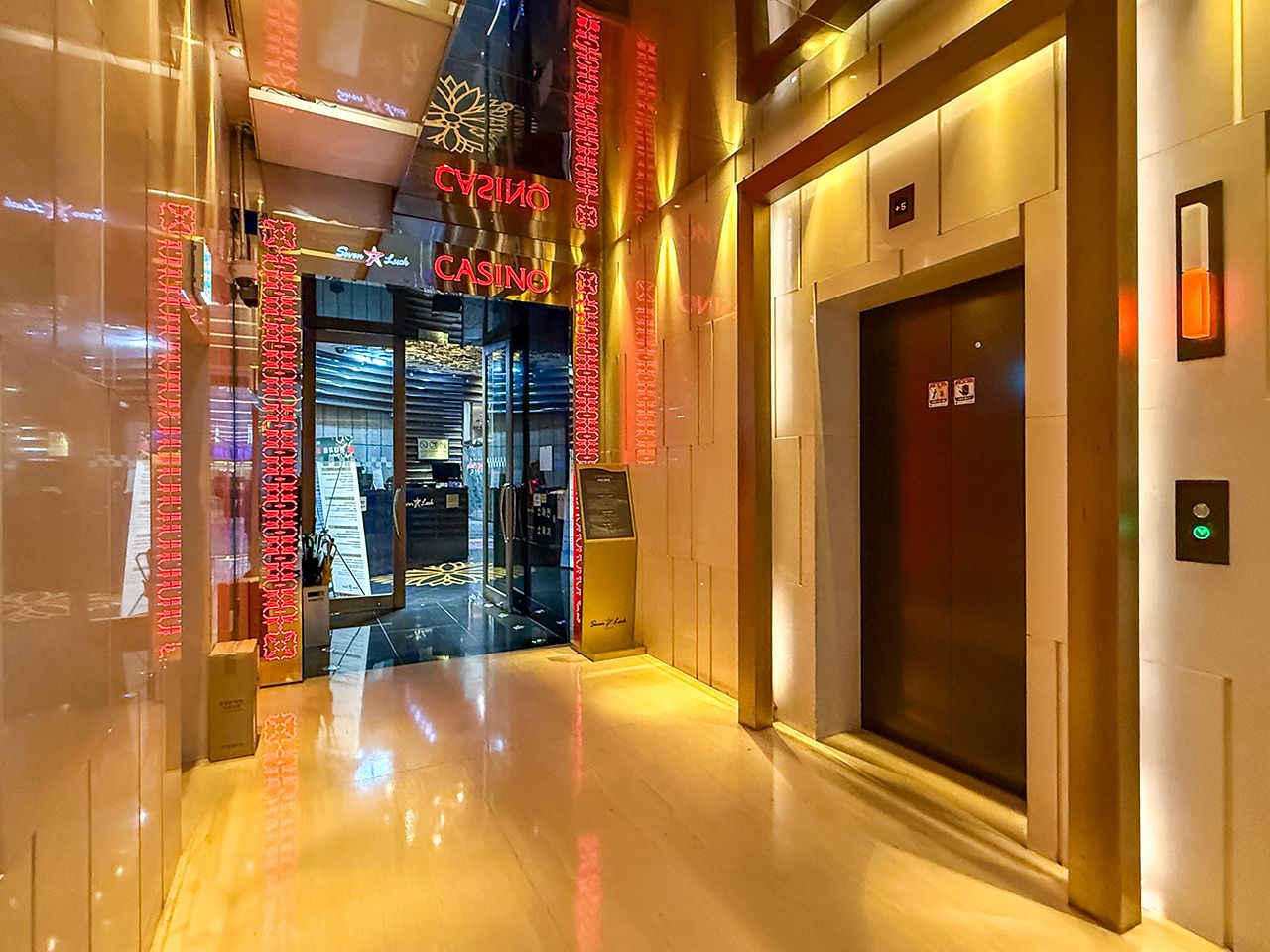エレベーターで2階に降りると、カジノ2階受付から中に入れます