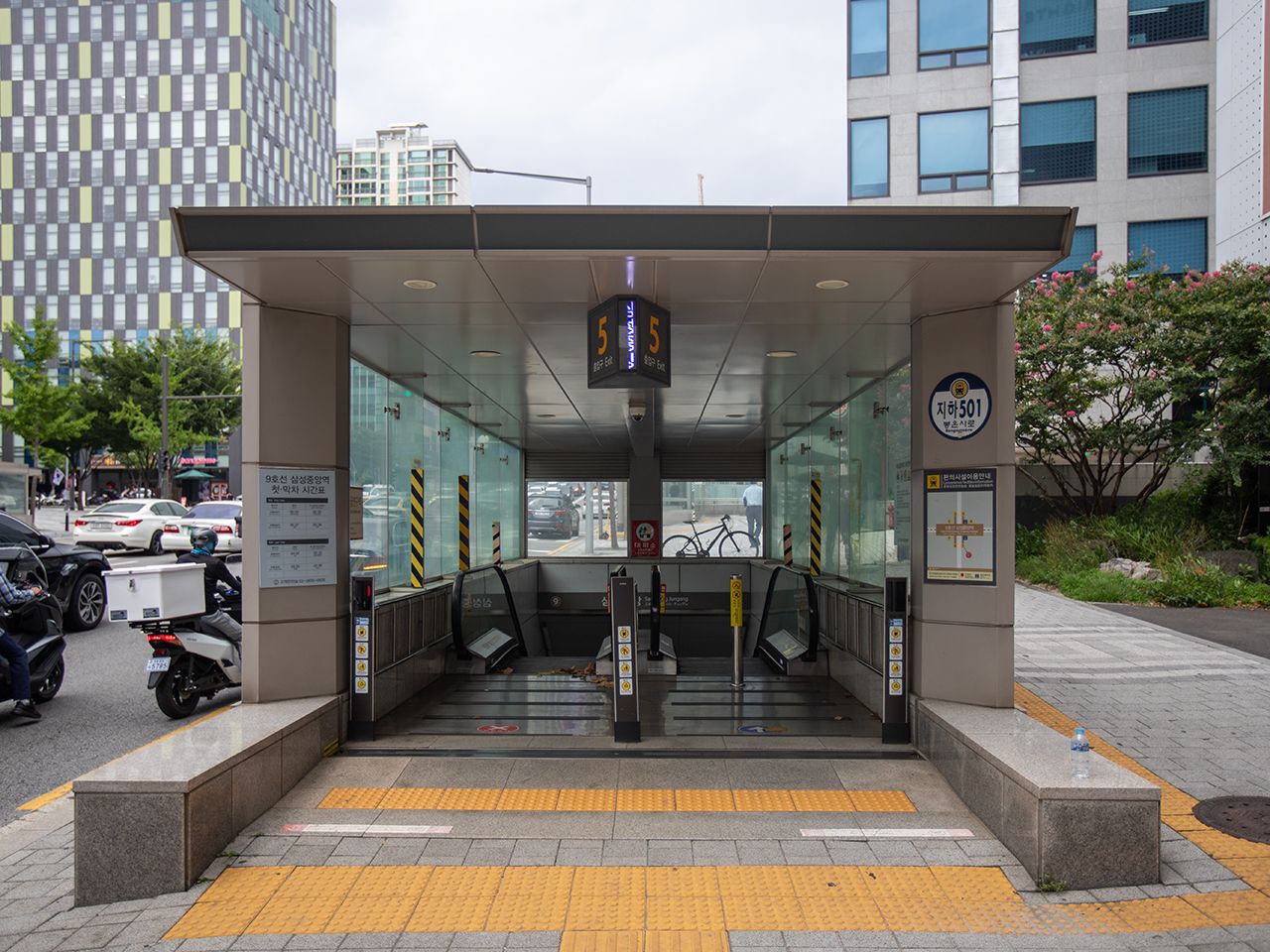 9号線「三成中央駅」5番出口から歩いていく