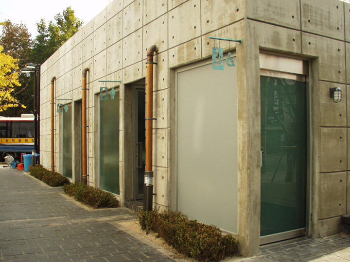 60年代から公衆トイレが作られ始め、70年代に汲取式から水洗式へと発展 60年代から公衆トイレが作られ始め、70年代に汲取式から水洗式へと発展