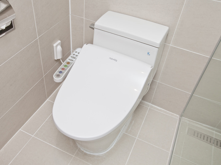 80年代には、子供用や男性用トイレの自動水洗バルブなどが設置され、洋便器も使用するように 80年代には、子供用や男性用トイレの自動水洗バルブなどが設置され、洋便器も使用するように