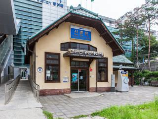 旧駅舎は観光案内所として運営されている