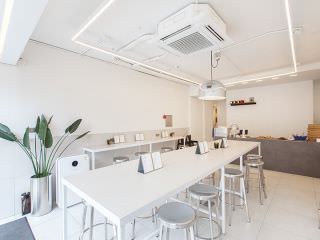 白で統一されたカフェのような店内