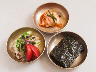 サラダ、キムチ、海苔などのおかずは日替わり