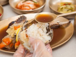 甲羅に詰まった味噌や卵をかき出して、スプーン１杯分のご飯と投入