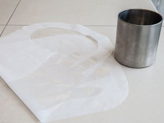 手袋と殻入れは料理と一緒に提供されますが、エプロンが必要な場合はスタッフに伝えましょう