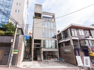 路地に面したビルの１階にあります