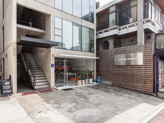 店舗は江南(カンナム)エリアにあり、シルバーの看板が目印