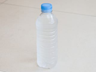 ペットボトルの水が提供
