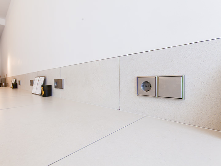 カウンター席にはコンセントがあり、Wi-Fiや携帯電話の充電に便利