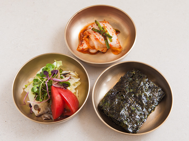 サラダ、キムチ、海苔などのおかずは日替わりで