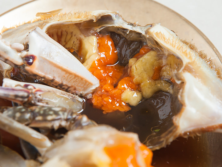 甲羅の見えない部分にも
カニ味噌や卵が隠れているので、
お箸でかき出しましょう。