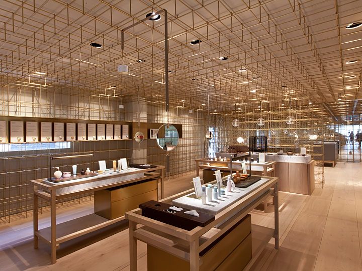 フラッグシップストア限定商品も