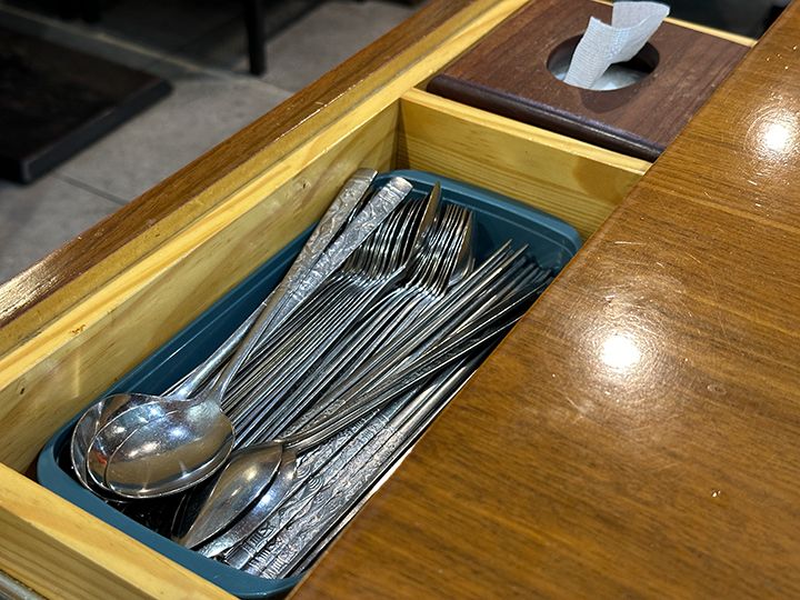 お箸・スプーンはテーブル横に収納