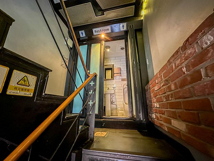 お手洗いは各階の階段の途中にあり