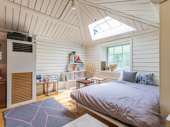 出窓や天窓から自然光が降り注ぐ2階