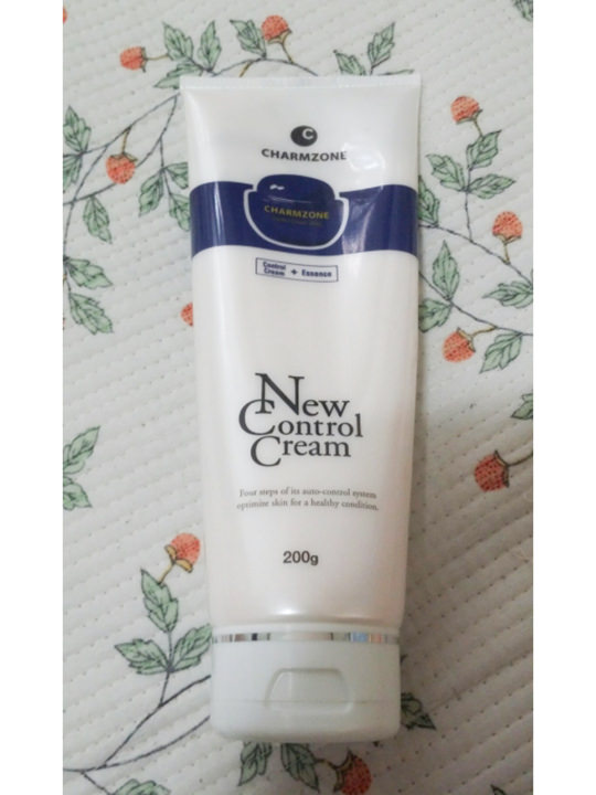 CHARMZONE(チャームゾーン)「ニューコントロールクリーム」(200ml、16,000ウォン)
マッサージすると古い角質が落ち、肌がワントーン明るめに。ニキビが出来やすい時に使うと◎
口コミの内容を見る >>