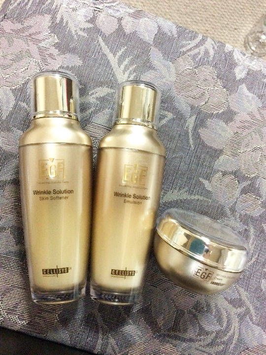 CELLISYS(左から)「トナー」(140ml、56,000ウォン)、「エマルジョン」(140ml、58,000ウォン)、「リンクルソリューションクリーム」(50ml、78,000ウォン)
韓国の製薬会社が細胞再生成分EGFに着目したメディカルコスメで信用できます!香りも好みで、しっとりして乾燥しにくいのがお気に入り☆
口コミの内容を見る >>