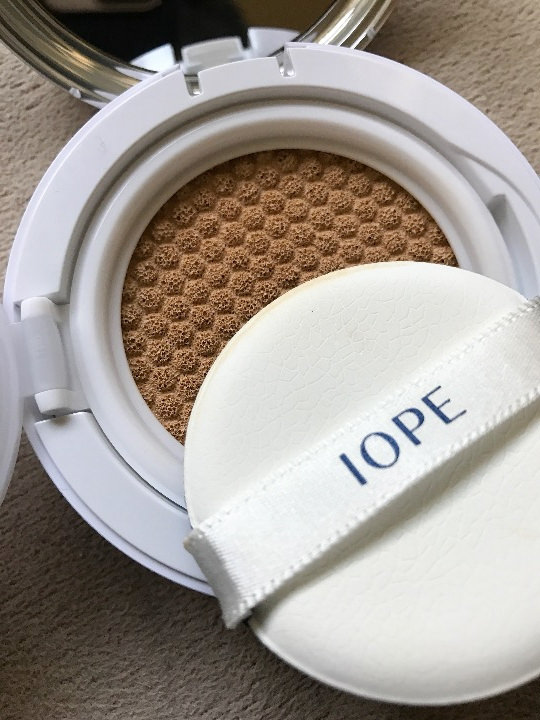 IOPE「エアクッション マットロングウェア」(レフィルつき、42,000ウォン)
クッションファンデをいろいろ買いましたが、 仕上がりも良く、一番肌に合っている気がします。
口コミの内容を見る >>