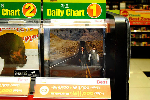 CDチャート1位は
フライ・トゥ・ザ・スカイの
「No Limitations」