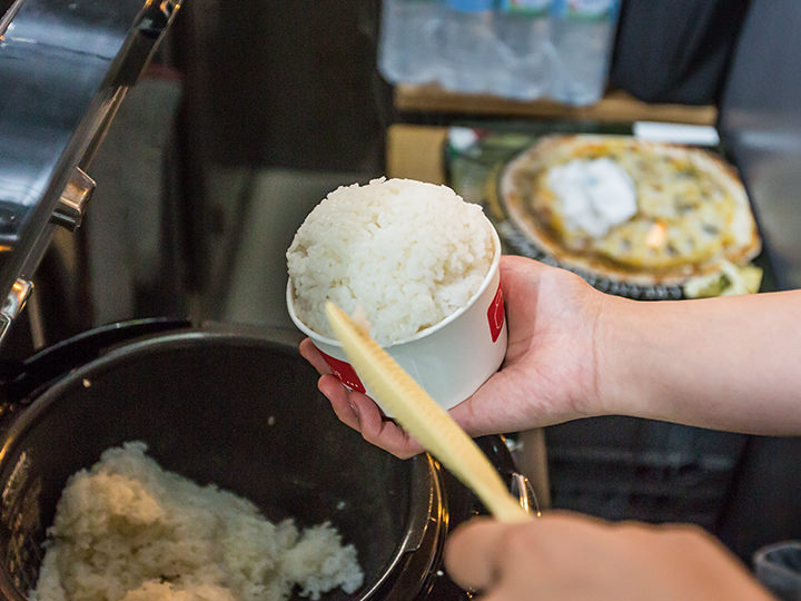 お店で炊いた温かいごはんも販売