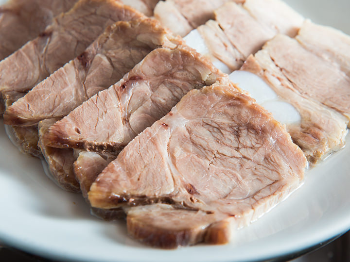 お肉は付け合わせのタレに付けて食べたり、キムチなどのおかずと一緒に食べると、より美味です。