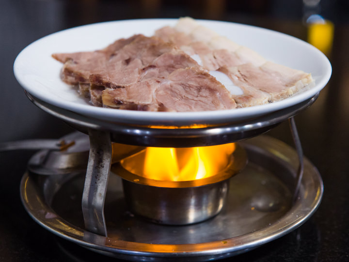 ゆで豚は、冷めないようにキャンドルウォーマーで温たためるので、最後まで冷めずに美味しく味わえるのも嬉しいポイントです。