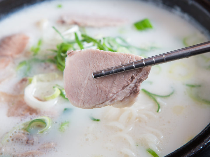 豚骨スープで茹でた豚肉は柔らかく、口の中でとろけます。