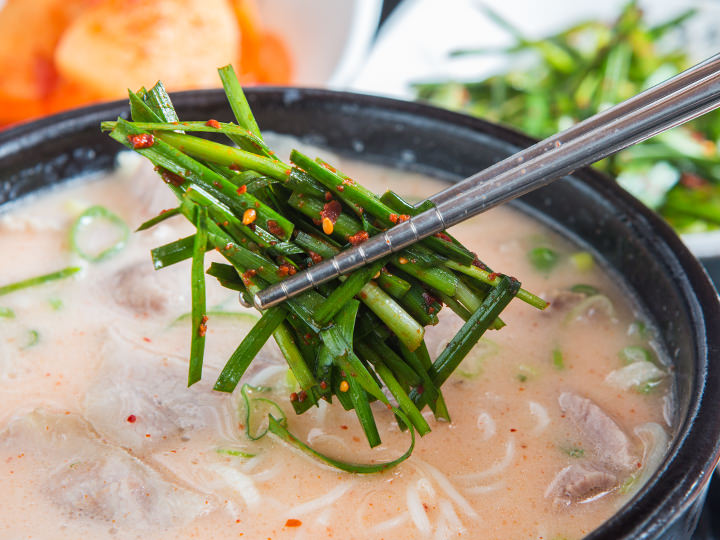 ニラはスープの中に全部入れるのが韓国式です。