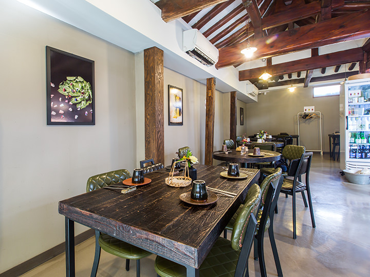 韓屋を活かしたモダンな店内