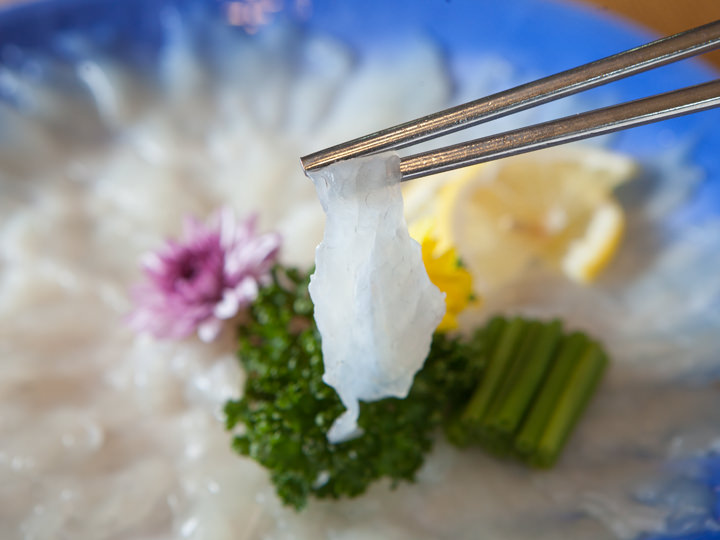 歯ごたえのあるフグの刺身は噛むごとに風味が広がります