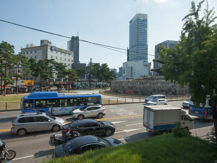東大門駅前の店内からは、興仁之門(東大門)やファッションビルが望めます
