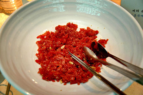 ナムルが揃うコーナーには
ユッケもありました