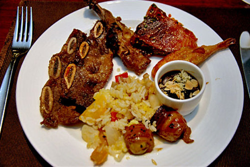 西洋料理コーナーの肉料理と、中華の組み合わせ。
「LAカルビ」が美味でした。