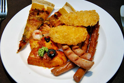 西洋料理コーナーから、
エビフライやソーセージ、ピザなどをセレクト。