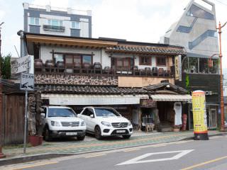 韓国の伝統的な雰囲気が感じられる食堂