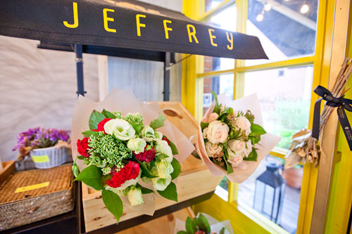 予算や好みに合わせた花束の購入が可能。周辺に劇場が立ち並ぶ場所柄、俳優の入り待ち、出待ちのプレゼント用に購入していく人も少なくありません。