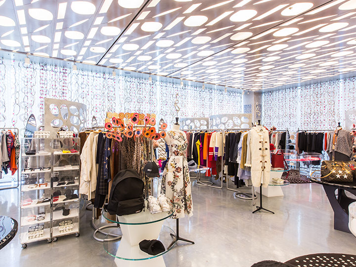 10 CORSO COMO SEOUL 清潭店
地下鉄盆唐線狎鴎亭ロデオ駅すぐ。3フロアにハイブランドから海外レアブランドまで多数!アバンギャルドなマルチショップです。
お店情報>>
ブランド別参加店舗一覧>>